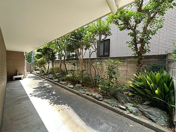 横長に広がる植栽スペースが住まいに彩りをプラス。前面にもゆとりを確保しており、圧迫感の少ない明るく開放的な玄関まわりを演出します。