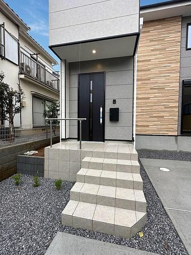 屋根付きの玄関で雨の日のお出かけやお荷物の多い日の出入りもスムーズに。駐車場からの出入りもスムーズな動線設計です。