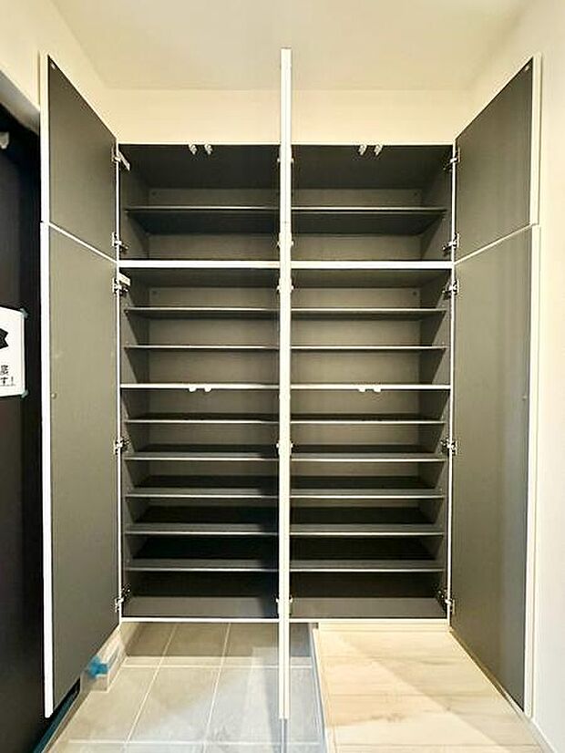 収納力の高いシューズボックスを備えた玄関。ご家族分の靴はもちろん、季節用品などもすっきりと収納できます。