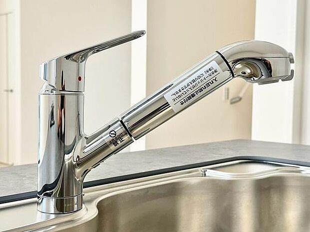 浄水器一体型水栓を採用。いつでもおいしい水を手軽に使うことができ、料理や飲み水など毎日の暮らしを快適にサポートします。