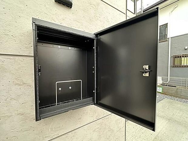 シンプルなブラックの郵便受けが外観のアクセントに。スタイリッシュなデザインが住まいの印象を引き締めます。