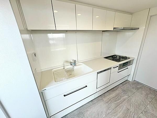 リビングと程よく分かれたキッチンは、匂いが広がりにくく生活空間を清潔に保ちます。清潔感あふれる白基調のキッチンで、毎日の料理が楽しくなる空間です。