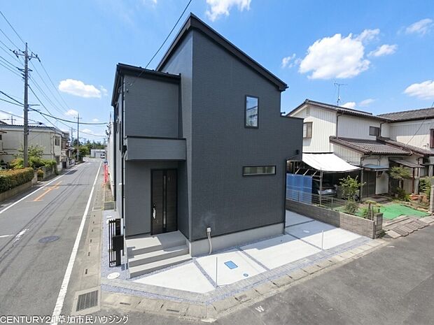 角地ならではの開放感があり、2方向から光を取り込みやすい立地。周囲の建物による圧迫感も感じにくく、明るく心地よい暮らしを楽しめる住まいです。