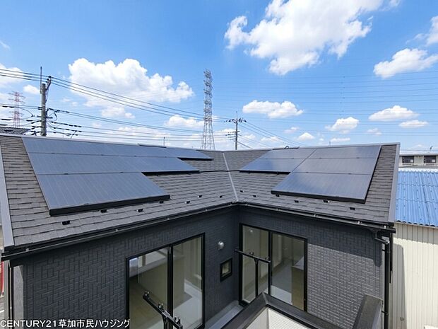 屋根には太陽光パネルを設置。太陽の光を利用して電気をつくることができ、日々の暮らしに必要なエネルギーを効率よく活用できる設備です。