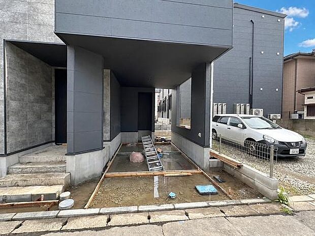 ビルトイン車庫を採用し、雨の日の荷物の積み下ろしや乗り降りも快適。大切なお車を雨風から守れるのも嬉しいポイントです。