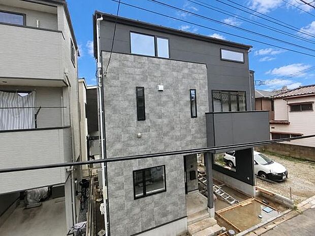 小学校徒歩7分圏内の子育て世帯に嬉しい立地。お子様の通学に配慮された立地で、ご家族の毎日にゆとりをもたらします。