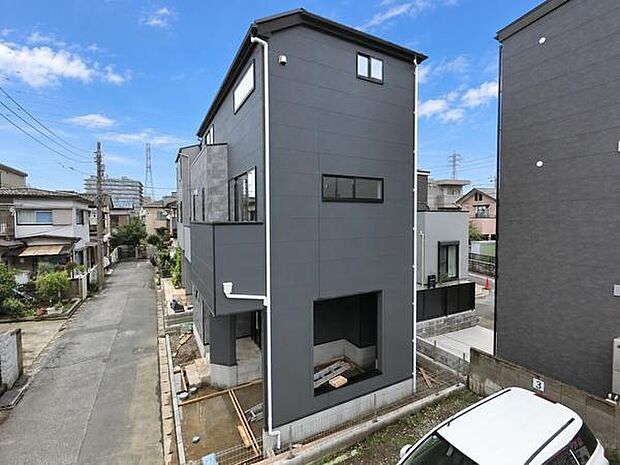 駅徒歩12分の便利な立地に加え、周辺には買物施設も充実。毎日の通勤・通学やお買い物にも便利で、快適な暮らしをサポートしてくれる立地です。