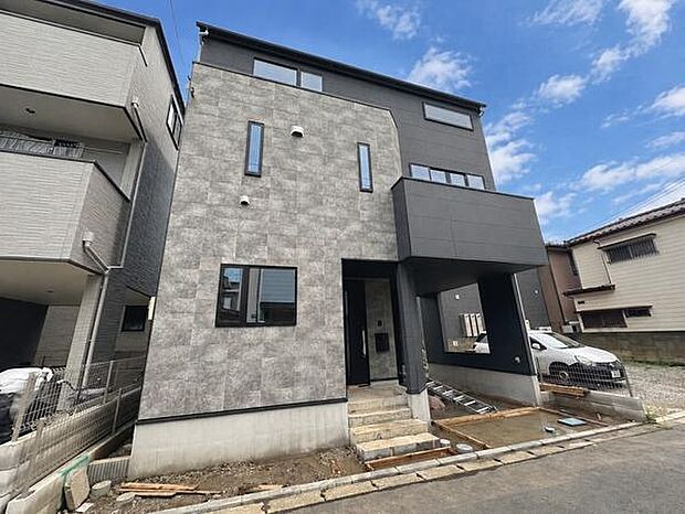 濃淡のグレーを組み合わせたシンプルで洗練された外観。落ち着いた色合いが住まい全体に統一感をもたらします。