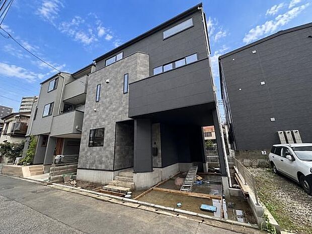 3階建てならではの縦の空間を活かした住まい。居室をしっかり確保しながら、家族それぞれのプライベート空間もつくりやすい間取りです。