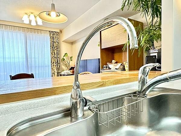 シンクまわりの水栓が印象的な、シンプルなキッチンです。