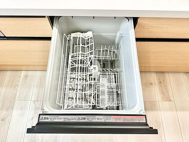 キッチンには食器洗い乾燥機を標準装備しています。手洗いの手間を省けるうえ、庫内にはかごや仕切りが備わり、食器の量に応じて効率よく収納・洗浄できる点も魅力です。