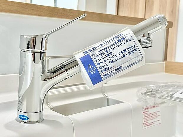 引き出して使えるシャワー水栓には浄水カートリッジを内蔵しています。調理や後片付けの際に水の出方を切り替えられ、シンク周りでの作業がしやすい仕様です。