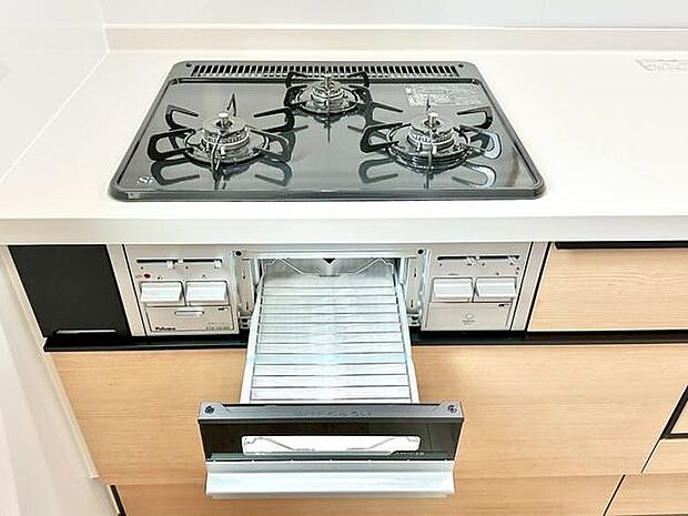 三口のガスコンロには魚焼きグリルを備えています。複数の調理を同時に進められるうえ、グリル庫内は取り外して手入れしやすく、清潔な状態を保ちながら長く使い続けられます。