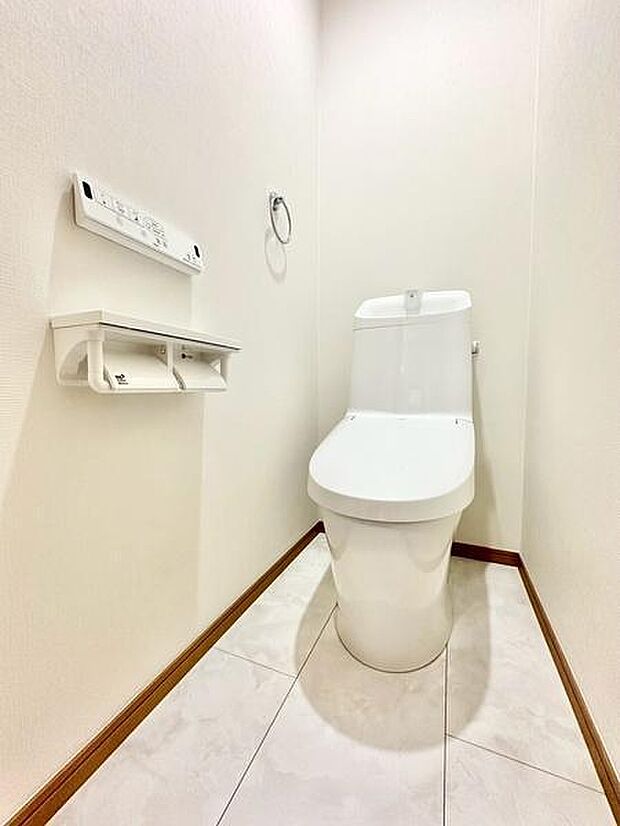白を基調とした内装で圧迫感を感じにくく、収納や操作パネルも使いやすい配置。温水洗浄機能付きです。