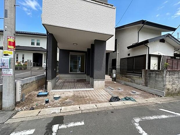 玄関先には庇を大きく設けているため、雨天時の出入りの際にも濡れにくい配慮がされています。アプローチ部分にもゆとりを持たせた造りです。