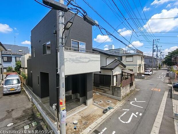 最寄り駅まで徒歩7分の立地です。周辺は住宅が建ち並ぶ落ち着いた環境で、日常の買い物や通勤・通学の動線を意識しやすい街並みに位置しています。