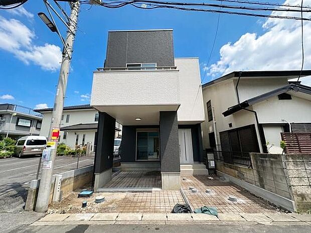 上下でトーンを分けた外壁が特徴で、周辺の街並みにもなじむ落ち着いた印象の外観です。凹凸を抑えたシンプルな意匠でお手入れのしやすさにもつながります。