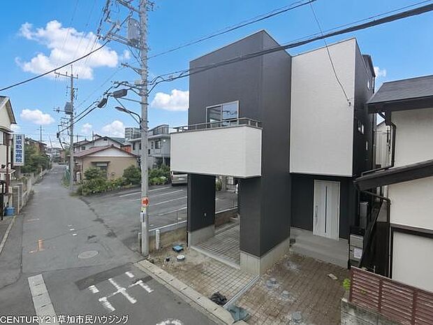 前面道路に接する立地で、日常の出入りがしやすい環境です。周辺の建物との距離感にもゆとりがあり、圧迫感を抑えた住環境となっています。