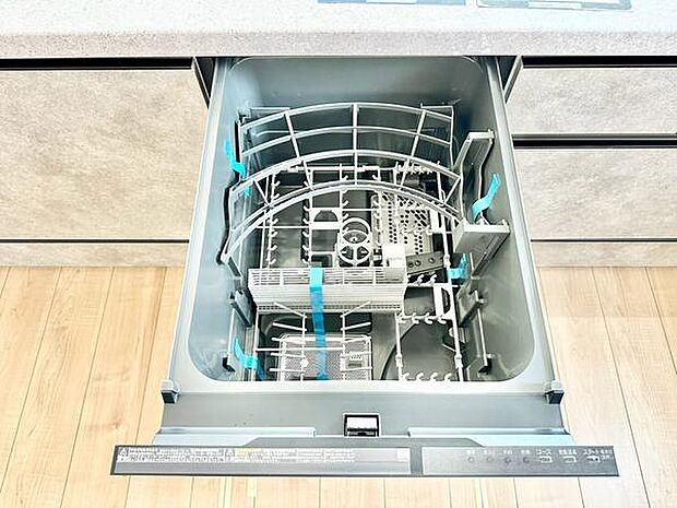 ビルトイン食器洗浄乾燥機を備えた機能的なキッチン。引き出し式で使いやすく、毎日の家事をサポートします。