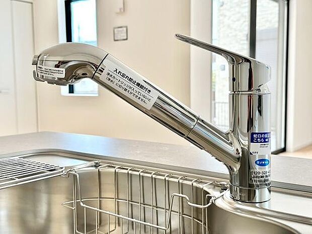 浄水器一体型水栓を採用。いつでもおいしい水を手軽に使うことができ、料理や飲み水など毎日の暮らしを快適にサポートします。