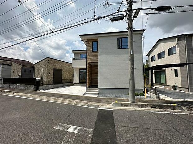広々とした前面道路に面した分譲地内の住まい。車の出し入れもスムーズで、落ち着いた街並みの中で心地よく暮らせます。