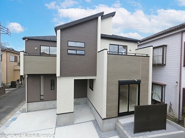4LDKの可変型間取りを採用し、家族構成やライフスタイルに合わせて柔軟に使える住まい。バルコニーは2ヶ所に設け、洗濯物や布団干しにも便利です。