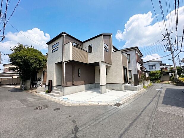 南西角地ならではの開放感が魅力の住まい。2方向が道路に面しているため圧迫感が少なく、明るく開放的な印象です。