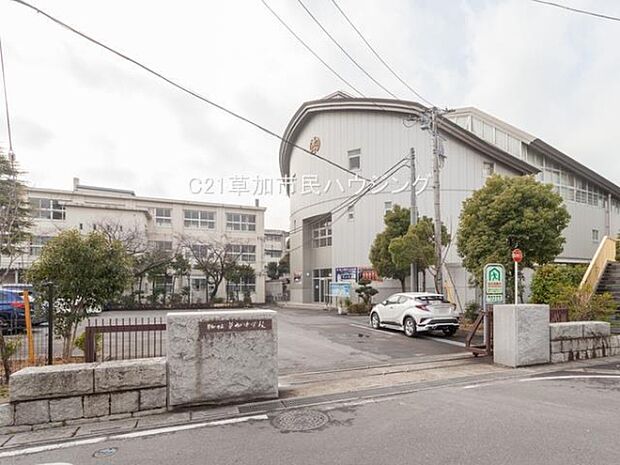 草加中学校まで665m、草加中学校665m(徒歩9分)