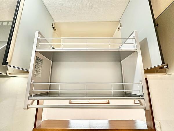 キッチンには収納スペースをしっかり確保。食器や調理器具などを整理整頓しやすく、作業スペースを広く使えるのも嬉しいポイントです。