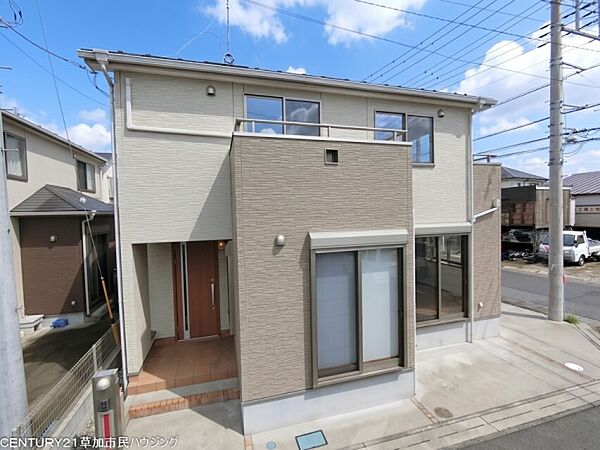 2面バルコニーを備えた、開放感のある住まい。洗濯物や布団を干したり、植物を育てたりと、さまざまな用途に活用できる住まいです。