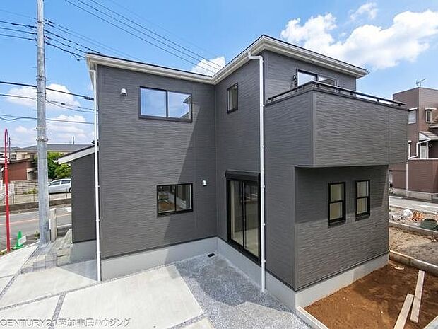 角地ならではの開放感が魅力の住まいです。40坪超のゆとりある敷地を確保しており、陽当たりや風通しにも恵まれた快適な住環境です。