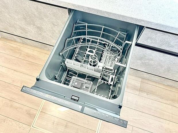 キッチンにビルトインタイプの食器洗浄機が設置されています。使いやすさに配慮された設計で家事の負担を軽減できます。引き出し式で食器の出し入れもスムーズです。機能性と利便性を兼ね備えたキッチン空間です。