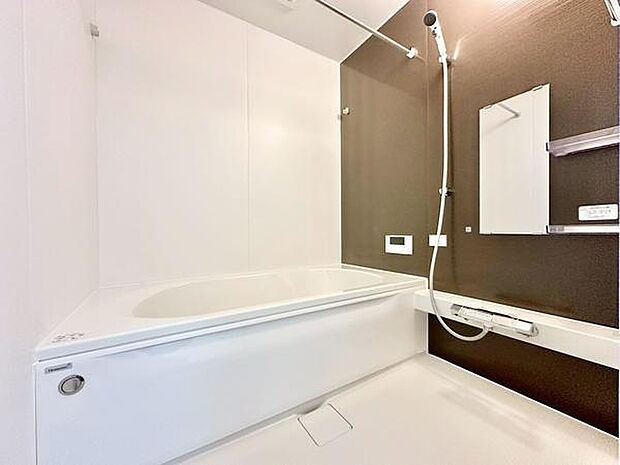 シンプルで落ち着いたデザインのバスルームです。アクセントパネルが空間に彩りを添え、上質な雰囲気を演出。ゆったりとした浴槽を備え、快適なバスタイムをお過ごしいただけます。