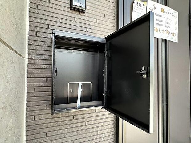 天井にダウンライトを設置した、明るく使いやすい玄関アプローチです。縦長のスリットが入った玄関ドアがスタイリッシュな印象を演出。ゆとりあるポーチスペースで、毎日の出入りもスムーズに行えます。
