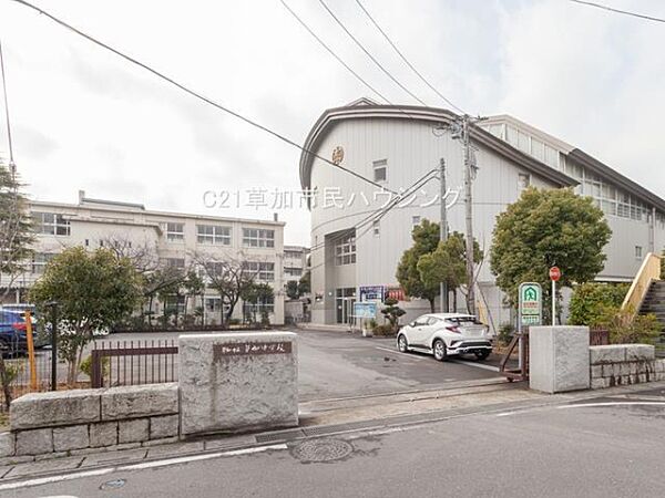 草加中学校まで1270m、草加中学校1270m（徒歩16分）