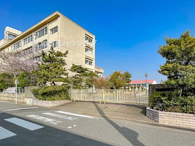青柳中学校まで550m、青柳中学校550m(徒歩7分)