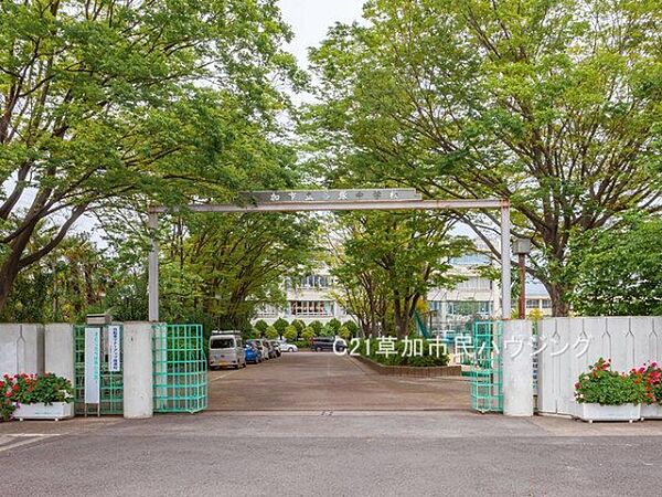 谷塚中学校まで1800m、谷塚中学校1800m（徒歩23分）