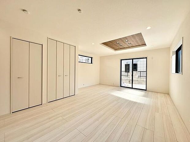 LDKに横並びで設けられた2つの収納。おもちゃや日用品、掃除用品など、用途に合わせて使い分けることができ、リビングをきれいに整えやすいのが魅力です。