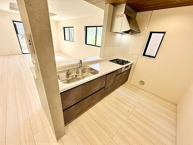 キッチン台のアクセントカラーが空間をほどよく引き締めるカウンターキッチン。引き出し収納も充実しているため、調理中に必要なものを取り出しやすく、効率よく使えるキッチンです。