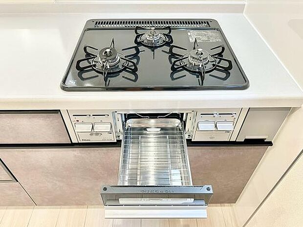 3口ガスコンロで同時調理可能。メイン料理2品を手前のコンロで調理しながら、奥の小バーナーで汁ものを調理するなど、複数の調理を一度に行うことができます。