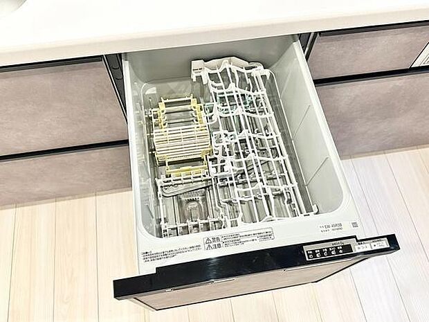 キッチンに便利な食器洗浄乾燥機を標準装備。手洗いの手間を減らし、食後の片付けもスムーズに。忙しい毎日の家事を快適にサポートしてくれます。