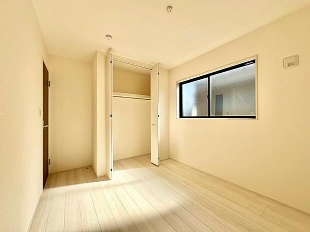 約5.2帖の寝室には、表面に凹凸をつけて視線をぼかす型板ガラスを採用しており、光を取り込みながら外からの視線を遮りやすい、プライバシーに配慮した空間です。