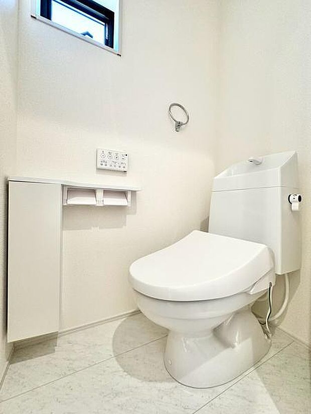 白を基調とした清潔感のあるトイレに、2連タイプのトイレットペーパーホルダーを採用。ストックを置いておけるので、交換のタイミングにも余裕が持てる便利な仕様です。