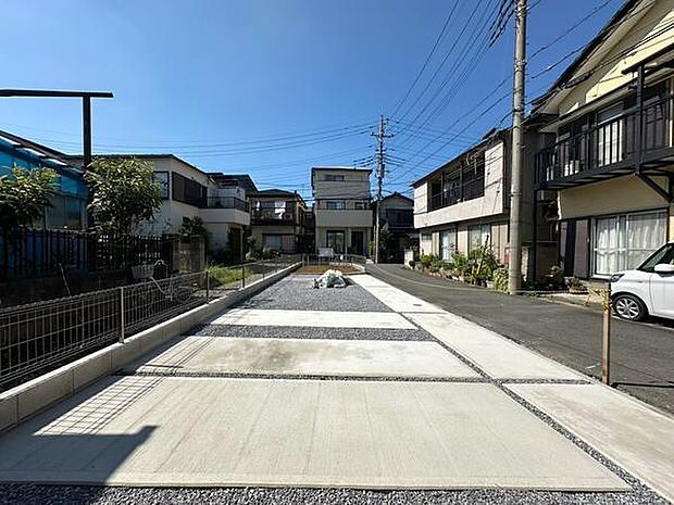 敷地内には駐車4台可能なスペースをご用意(車種による)。ご家族それぞれのお車はもちろん、来客時にも活用しやすい広さが魅力です。