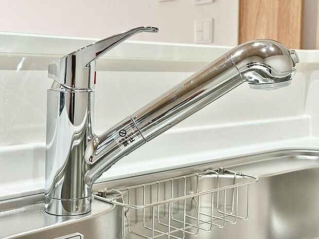 片手で操作しやすいシングルレバー水栓を採用。水量や温度の調整がしやすく、調理中や洗い物など、日々のキッチンでの作業をスムーズにサポートしてくれます。
