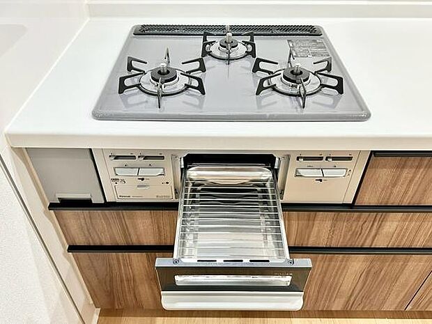 同時調理に便利な3口ガスコンロを備えたキッチン。鍋やフライパンを使い分けながら効率よく調理でき、毎日の料理をスムーズに進められます。