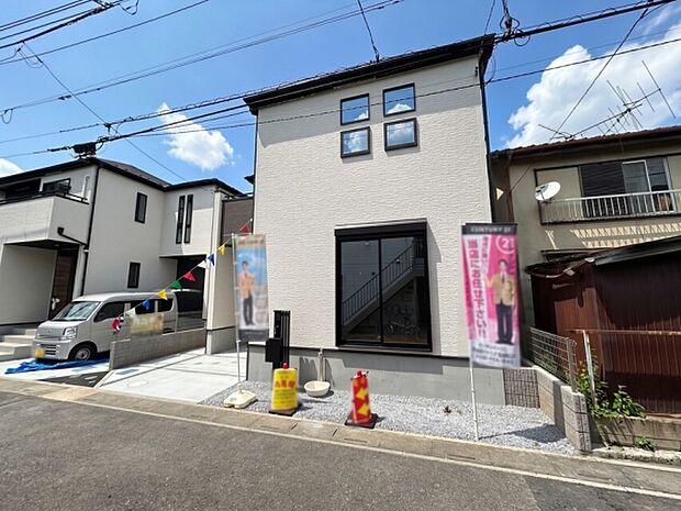南道路に面した立地で、陽当たりの良さが魅力。駅まで徒歩9分とアクセスも良く、通勤・通学やお出かけの際にも便利な、暮らしやすい住環境です。