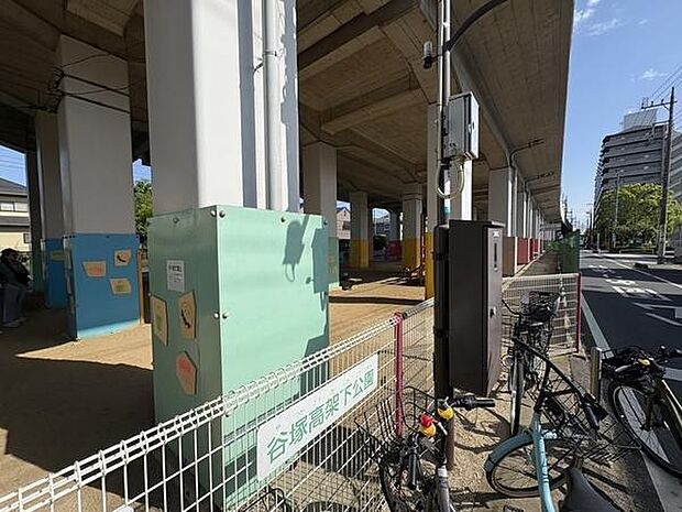 谷塚高架下公園まで370m、谷塚高架下公園370m(徒歩4分)