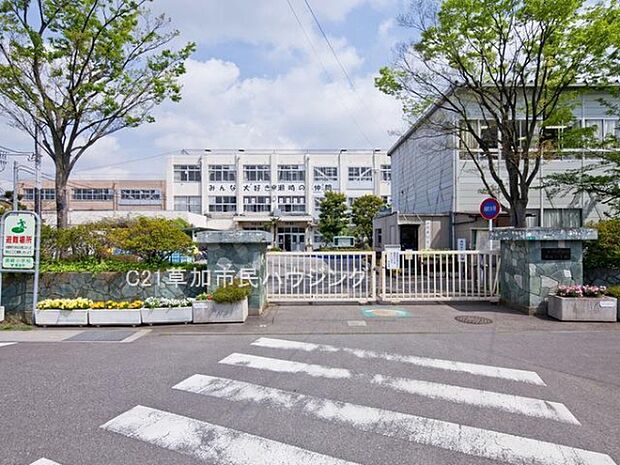 瀬崎小学校まで550m、瀬崎小学校550m(徒歩8分)