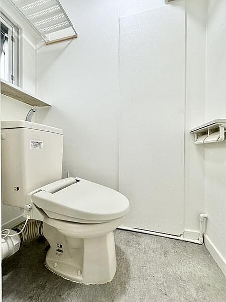 コンパクトにまとまったトイレは、限られたスペースを有効に活用したシンプルな空間。毎日使う場所だからこそ、清潔に保ちやすく、お手入れのしやすさもうれしいポイントです。必要な機能を備えた、暮らしに寄り添う